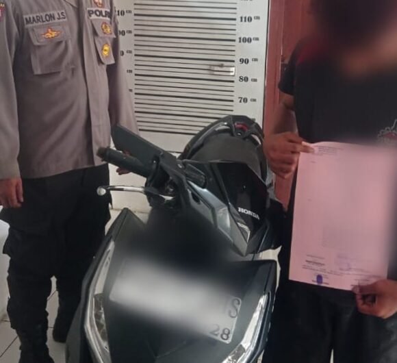 Tersangka di bawah umur dan barang bukti diamankan di Polsek Sidamanik, Polres Simalungun. Foto: Dok. Humas Polres Simalungun.