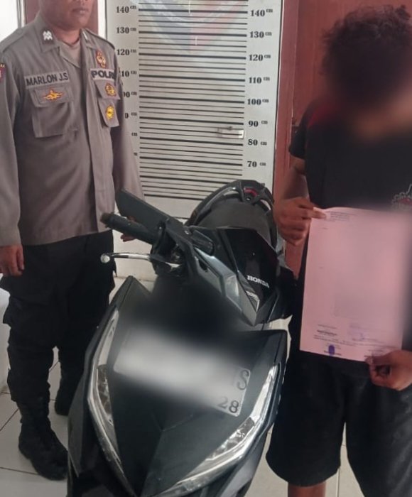 Tersangka di bawah umur dan barang bukti diamankan di Polsek Sidamanik, Polres Simalungun. Foto: Dok. Humas Polres Simalungun.