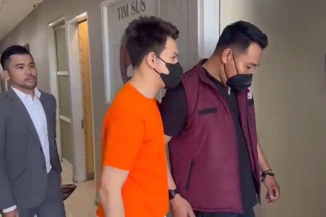 Jonathan Frizzy ditangkap dalam kondisi sakit usai jalani operasi ambeien. Foto: Dok. Istimewa