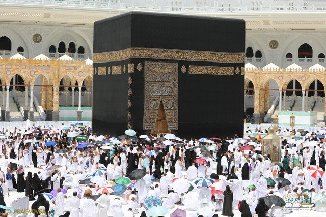 Jemaah haji gelombang awal tampak membawa payung saat umrah di Masjidil Haram, Jumat (2/5/2025). Foto: X/@PRAGOVSA