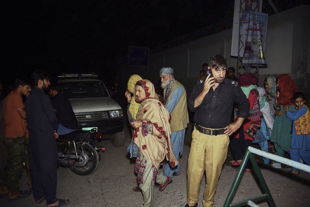 Petugas polisi berjaga saat penduduk setempat mengungsi dari daerah yang dekat dengan lokasi dugaan serangan rudal India di dekat Muzaffarabad, ibu kota Kashmir yang dikuasai Pakistan, pada hari Rabu (7/5/2025). Foto: M.D. Mughal/AP