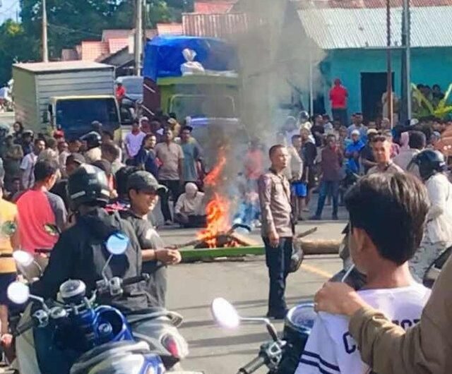 Blokade jalan di Desa Tulehu, Jumat (9/5/2025). Dok: Ist