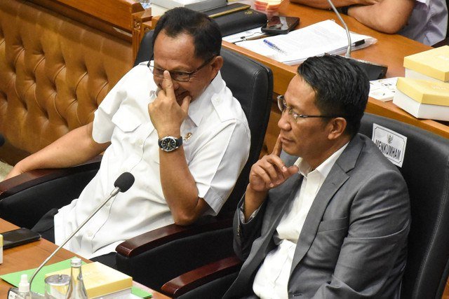 Menkumham Supratman Andi Agtas dan Mendagri Tito Karnavian berbincang saat mengikuti rapat pengambilan keputusan pembahasan RUU Pilkada di Kompleks Parlemen, Senayan, Jakarta, Rabu (21/8/2024). Foto: Indrianto Eko Suwarso/ANTARA FOTO