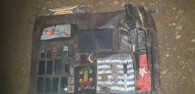 Sejumlah barang bukti OPM yang berhasil di rebut TNI pada operasi di Intan Jaya, Rabu (14/5). Foto: Dok. Istimewa