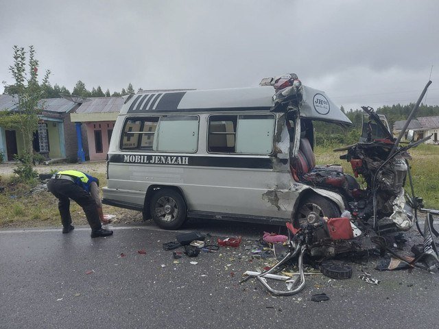 Mobil jenazah kecelakaan di Kabupaten Humbang Hasundutan (Humbahas), Sumut, pada Kamis (15/5/2025). Foto: Dok. Satlantas Polres Humbahas