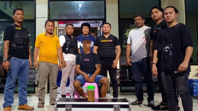 Polisi mengamankan seorang pelaut yang menggelar pesta ulang tahun hingga lewat tengah malam sehingga mengganggu kenyamanan warga sekitar. (foto: istimewa)