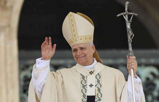 Paus Leo XIV memimpin misa perdana saat pelantikannya di Lapangan Santo Petrus, Vatikan, Minggu (18/5/2025). Foto: Claudia Greco/Reuters