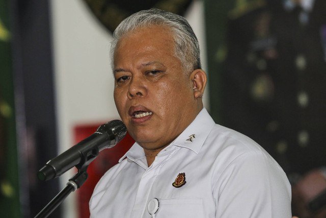 Kapuspenkum Kejagung Harli Siregar (kiri) menyampaikan keterangan pers terkait operasi tangkap tangan (OTT) tiga hakim PN Surabaya di Kejaksaan Agung, Jakarta, Rabu (23/10/2024). Foto: Asprilla Dwi Adha/ANTARA FOTO