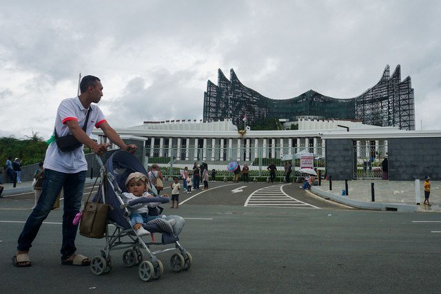 Warga berjalan saat mengunjungi Kawasan Inti Pusat Pemerintahan (KIPP) di Ibu Kota Nusantara (IKN), Penajam Paser Utara, Kalimantan Timur, Minggu (6/4/2025). Foto: Aditya Nugroho/ANTARA FOTO