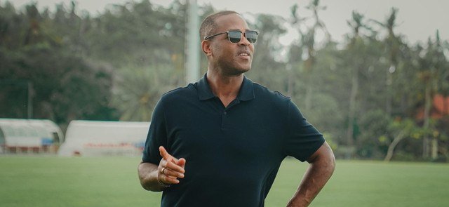 Pelatih Timnas Indonesia, Patrick Kluivert, berkunjung ke Bali United Training Center, Gianyar, pada Rabu (21/5). Foto: Dok. baliutd