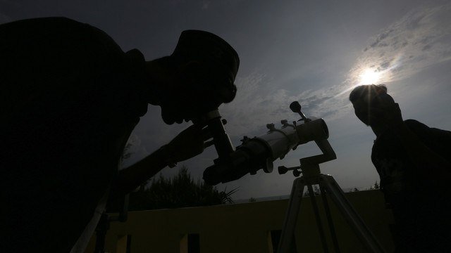 Pemantauan hilal di Aceh. Foto: Antara/Irwansyah Putra