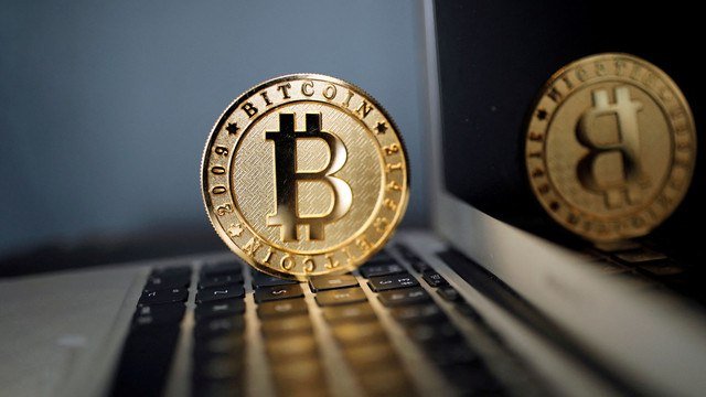 Ilustrasi bitcoin. Foto: REUTERS/Benoit Tessier