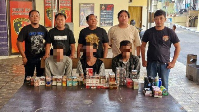 Para pelaku pencurian di minimarket diamankan polisi beserta barang bukti hasil curian. (foto: istimewa)