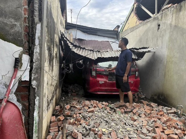 Rumah yang terdampak akibat gempa bumi berkekuatan 6,3 Skala Richter mengguncang wilayah Bengkulu pada Jumat dini hari (23/5/2025). Foto: Istimewa