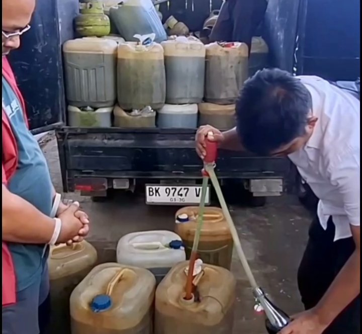 Barang bukti dan tersangka kasus Penimbunan BBM Bersubsidi di Deli Serdang diamankan Polisi. Foto: Ist.