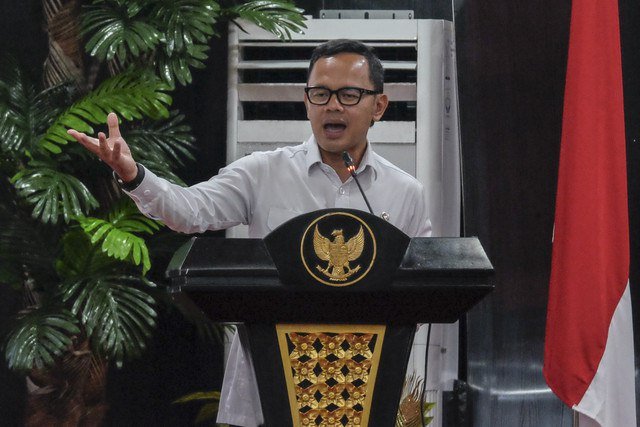 Sugiarto menyampaikan materi saat kuliah umum di Universitas Sam Ratulangi, Manado, Sulawesi Utara, Rabu (12/3/2025). Foto: Yegar Sahaduta Mangiri/ANTARA FOTO