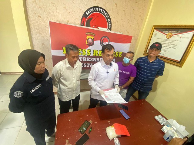 Pres Rilis narkoba di Polresta Pontianak, dengan menunjukan barang bukti berupa 1,2 kg narkotika jenis sabu. Foto : Rabiansyah/Hi!Pontianak.