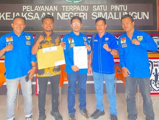 Sejumlah Pengurus DPD KNPI Kabupaten Simalungun saat berada di Kejaksaan Negeri (Kejari) Simalungun guna melaporkan Sejumlah Pejabat di Kabupaten Simalungun. Foto: Dok. KNPI Simalungun.