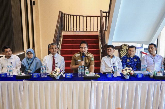 Wali Kota Medan, Rico Waas saat konferensi pers soal camat hingga lurah positif narkoba. Foto: Dok. Istimewa