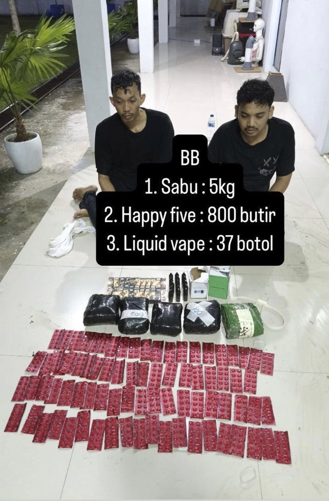 Dittipidnarkoba Bareskrim Polri mengungkap peredaran 800 butir Happy Five dan Liquid Vape jaringan Malaysia-Riau. Foto: Dok. Bareskrim Polri