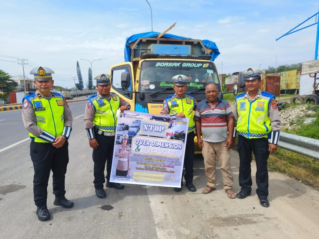 Sat Lantas Polres Simalungun saat Gelar Sosialisasi Bahaya Kendaraan ODOL di Jalan Lintas Tapian Dolok. Foto: Dok. Sat Lantas Polres Simalungun.