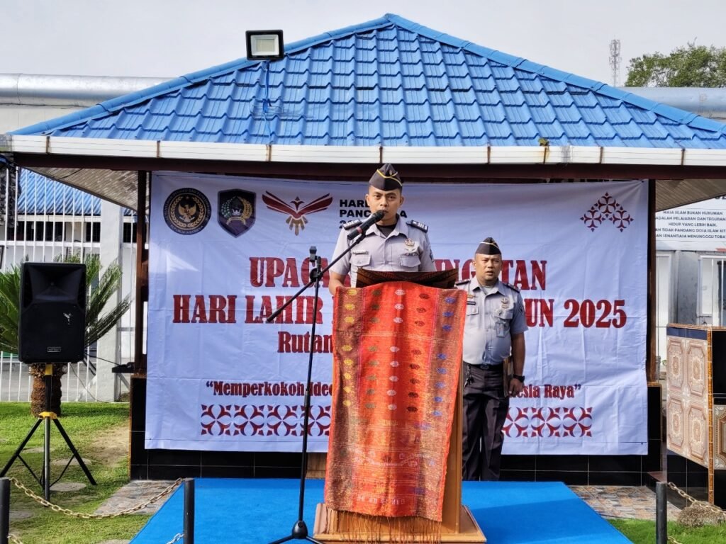 Bertindak sebagai Inspektur Upacara yakni Kasubsi Pengelolaan, Mian Halomoan Ronald Simarmata dengan amanat membacakan sambutan Kepala Badan Pembinaan Ideologi Pancasila (BPIP), Yudian Wahyudi. Foto: Humas Rutan Tarutung.