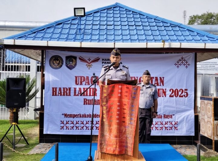 Bertindak sebagai Inspektur Upacara yakni Kasubsi Pengelolaan, Mian Halomoan Ronald Simarmata dengan amanat membacakan sambutan Kepala Badan Pembinaan Ideologi Pancasila (BPIP), Yudian Wahyudi. Foto: Humas Rutan Tarutung.