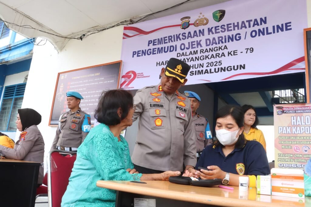 Kapolres Simalungun saat menemui seorang Warga yang sedang melakukan Pemeriksaan Kesehatan. Foto: Dok. Humas Polres Simalungun.