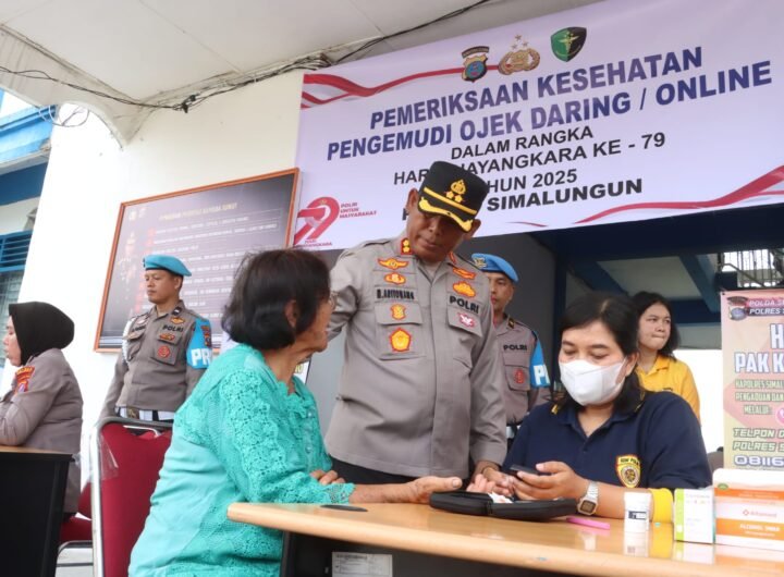 Kapolres Simalungun saat menemui seorang Warga yang sedang melakukan Pemeriksaan Kesehatan. Foto: Dok. Humas Polres Simalungun.