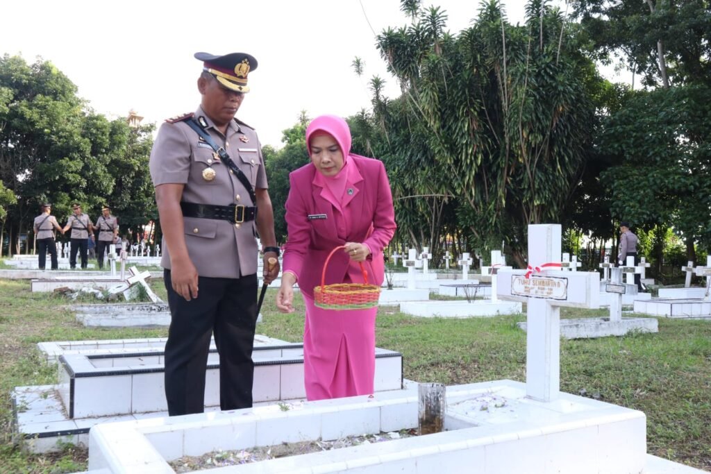 Kapolres Simalungun dan Ibu Ketua Bhayangkari Cabang Simalungun saat tabur bunga di Tempat Makam Pahlawan (TMP) Nagur, Kota Pematangsiantar. Foto: Humas Polres Simalungun.