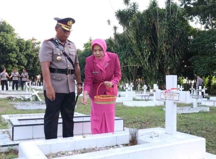 Kapolres Simalungun dan Ibu Ketua Bhayangkari Cabang Simalungun saat tabur bunga di Tempat Makam Pahlawan (TMP) Nagur, Kota Pematangsiantar. Foto: Humas Polres Simalungun.