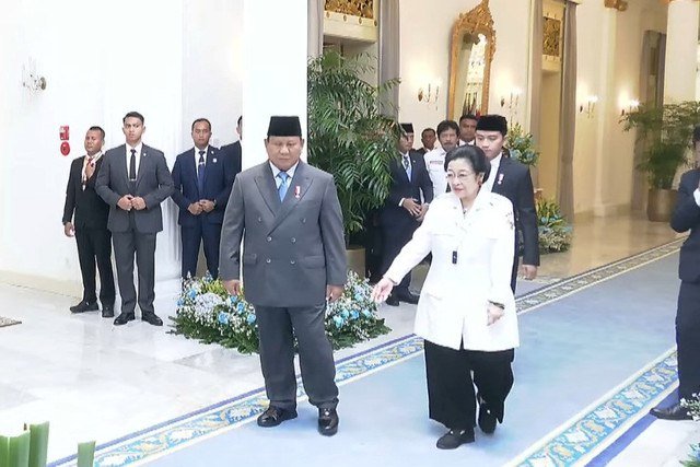 Presiden Prabowo Subianto dan Presiden ke-5 Megawati Soekarnoputri menghadiri upacara Hari Lahir Pancasila di Gedung Pancasila Kemlu RI, Jakarta, Senin (2/6/2025). Foto: Youtube/Sekretariat Presiden
