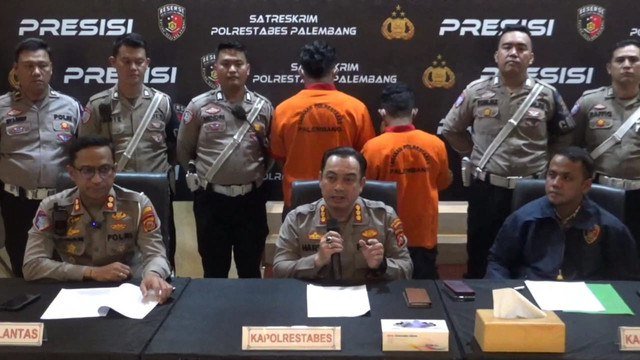 Kapolrestabes Palembang Kombes Pol Haryyo Suggihartono saat melakukan press rilis penangkapan dua tersangka penyelundupan benih lobster. Foto : Istimewa