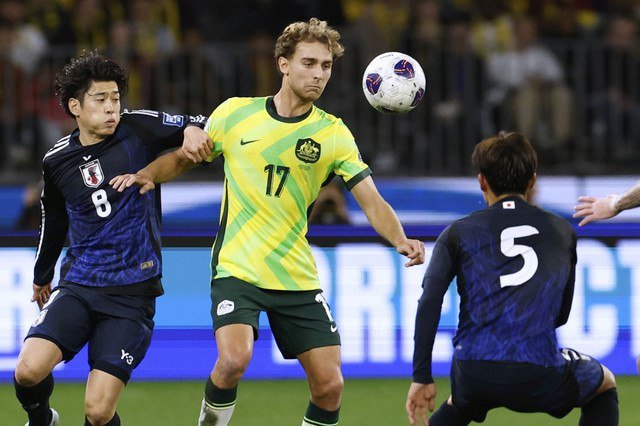 Pemain Australia Ryan Tegue ditekan oleh pemain Jepang Yuito Suzuki dan Kaishu Sano pada pertandingan sepak bola kualifikasi grup C Piala Dunia 2026 di Perth, Kamis (5/6/2025). Foto: Trevor Collens/AP