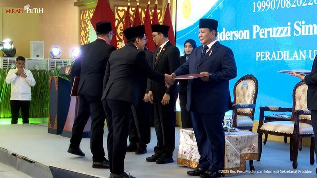Presiden Prabowo Subianto menyerahkan surat keputusan (SK) kepada para hakim saat menghadiri acara pengukuhan hakim di Mahkamah Agung (MA) Jakarta pada Kamis (12/6/2025). Foto: Youtube/Sekretariat Presiden