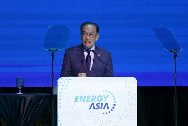 Perdana Menteri Malaysia Anwar Ibrahim menjadi pembicara Konferensi Energy Asia di Kuala Lumpur Convention Centre, Malaysia, Senin (16/6/2025). Foto: Edgar Su/REUTERS