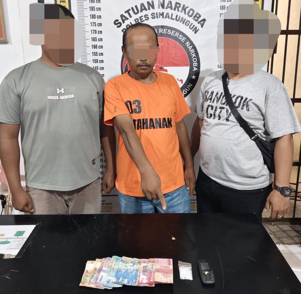(Tengah) Tersangka dan barangbukti yang diamankan Polisi. Foto: Dok. Humas Polres Simalungun.