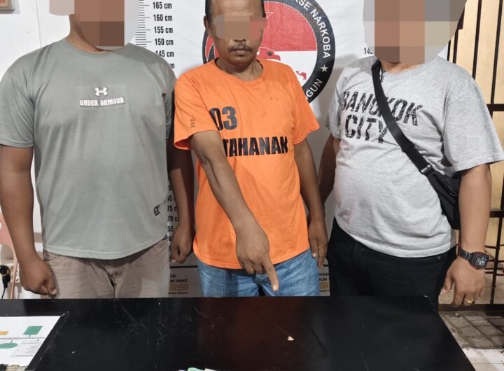 (Tengah) Tersangka dan barangbukti yang diamankan Polisi. Foto: Dok. Humas Polres Simalungun.
