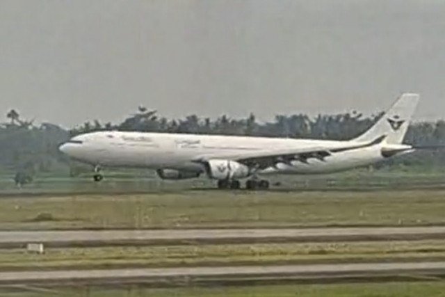 Momen Pesawat Saudia dengan nomor SVA5688 rute Muscat-Surabaya mendarat di Bandara Kualanamu, Deli Serdang, Sabtu (21/6/2025). Foto: Dok. SAR Medan