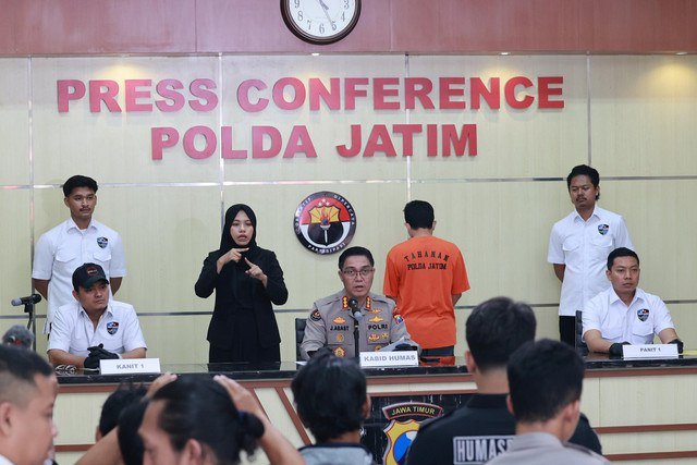 Diressiber Polda Jatim mengungkap kasus penyalahgunaan data pribadi warga untuk pendaftaran akun toko online di Mapolda Jatim, Senin (23/6/2025). Foto: Dok. Humas Polda Jatim