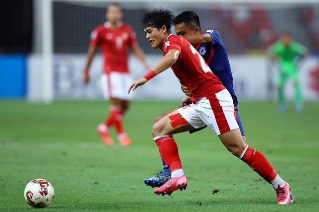 Pemain Timnas Indonesia Alfeandra Dewangga Santosa beraksi dengan Pemain Singapura Hami Syahin pada semifinal AFF Suzuki Cup di National Stadium Singapura, Sabtu (25/12). Foto: Yong Teck Lim/Getty Images