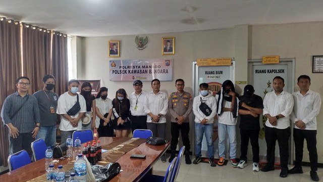 Sejumlah warga asal Sulawesi Utara yang diamankan polisi sesaat sebelum naik pesawat menuju ke Jakarta. Para warga ini rencananya akan ke Kamboja untuk bekerja secara ilegal di sana. (foto: dokumen)