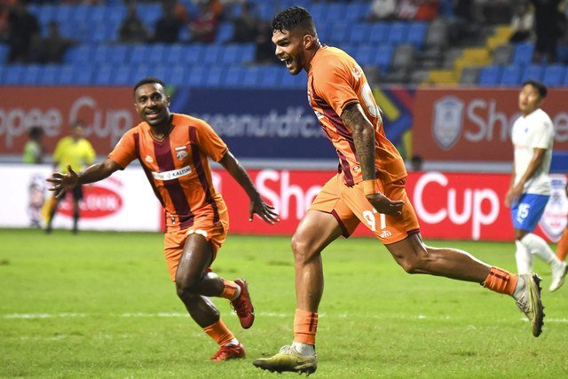 Pesepak bola Borneo FC Samarinda Rosebergne da Silva Berguinho berselebrasi dengan Terens Puhiri usai mencetak gol ke gawang Lion City Sailors dalam pertandingan Asean Club Championship 2024-2025 di Stadion Batakan, Balikpapan, Kamis (22/8/2024). Foto: M Risyal Hidayat/ANTARA FOTO