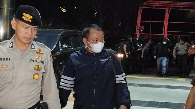 Para pihak yang terjaring OTT di Mandailing Natal, Sumut, tiba di Gedung Merah Putih KPK, Jakarta, Jumat (27/6) malam. Foto: Jonathan Devin/kumparan