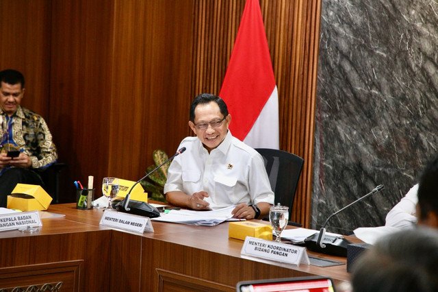 Menteri Dalam Negeri (Mendagri) Tito Karnavian menyampaikan paparan saat mengikuti Rapat Kerja (Raker) dan Rapat Dengar Pendapat (RDP) dengan Komisi II DPR di Kompleks Parlemen, Senayan, Jakarta, Rabu (16/7/2025). Foto: Dok. Kemendagri