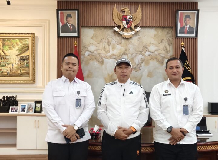 Foto bersama Karutan Tarutung dan Bupati Tapanuli Utara. Foto: dok. Rutan Kelas IIB Tarutung.