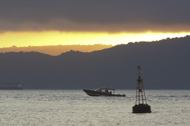 Kapal Patroli TNI AL melakukan pencarian korban KMP Tunu Pratama Jaya yang tenggelam di Selat Bali, Banyuwangi, Jawa Timur, Kamis (3/7/2025). Foto: Budi Chandra Setya/ANTARA FOTO