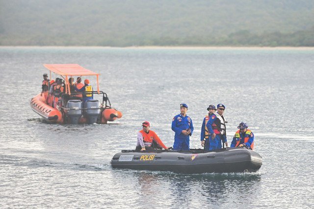Tim SAR gabungan melakukan operasi SAR terkait tenggelamnya KMP Tunu Pratama Jaya di perairan Selat Bali, Gilimanuk, Jembrana, Bali, Jumat (4/7/2025). Foto: Fikri Yusuf/ANTARA FOTO