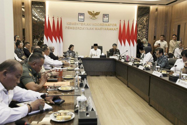 Mensos Saifullah Yusuf (Gus Ipul) menghadiri Rapat Tingkat Menteri (RTM) yang dipimpin Menteri Koordinator Bidang Pemberdayaan Masyarakat Abdul Muhaimin Iskandar di Jakarta, Selasa (8/7/2025). Foto: Kemensos RI