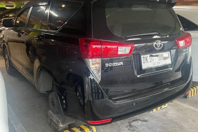 Ban mobil Toyota hilang saat parkir di Bandara Ngurah Rai. Foto: Polres Bandara Ngurah Rai